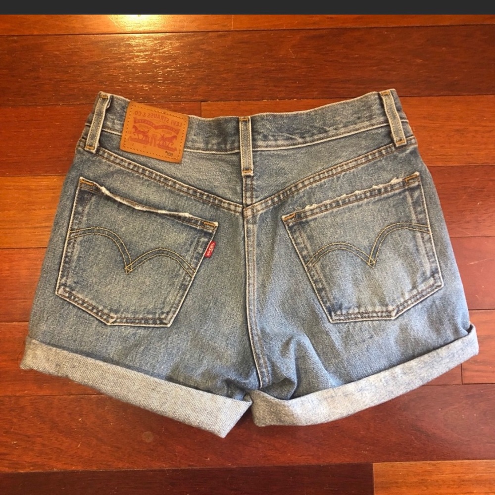 Levi’s High Waist button fly short - size 26